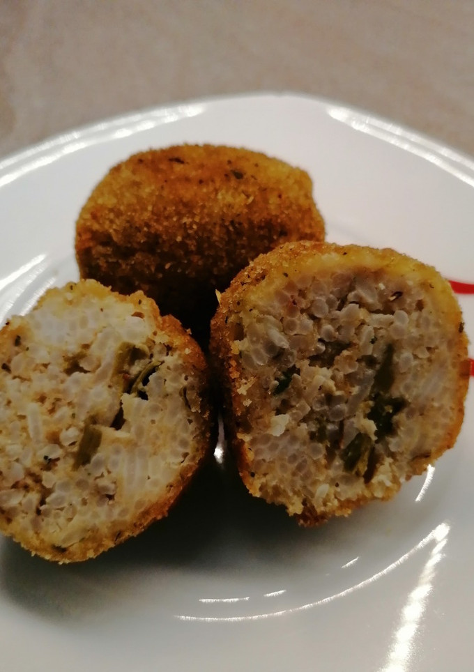 Una foto de Croquetas de arroz y chauchas