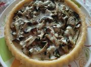 Una foto di polenta al forno con funghi