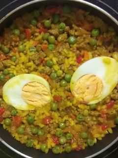 Una foto de Arroz con verduritas, carne y huevo