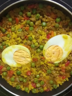 Una foto de Arroz con verduritas, carne y huevo