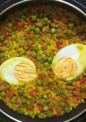 Una foto de Arroz con verduritas, carne y huevo
