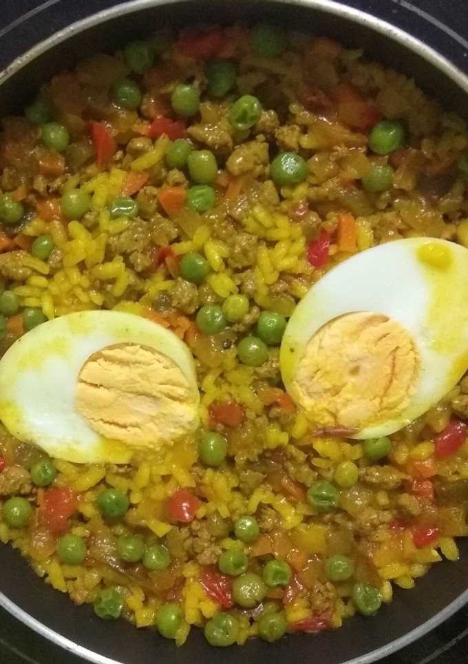 Una foto de Arroz con verduritas, carne y huevo