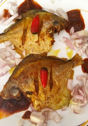 A picture of Fried pomfret fish.