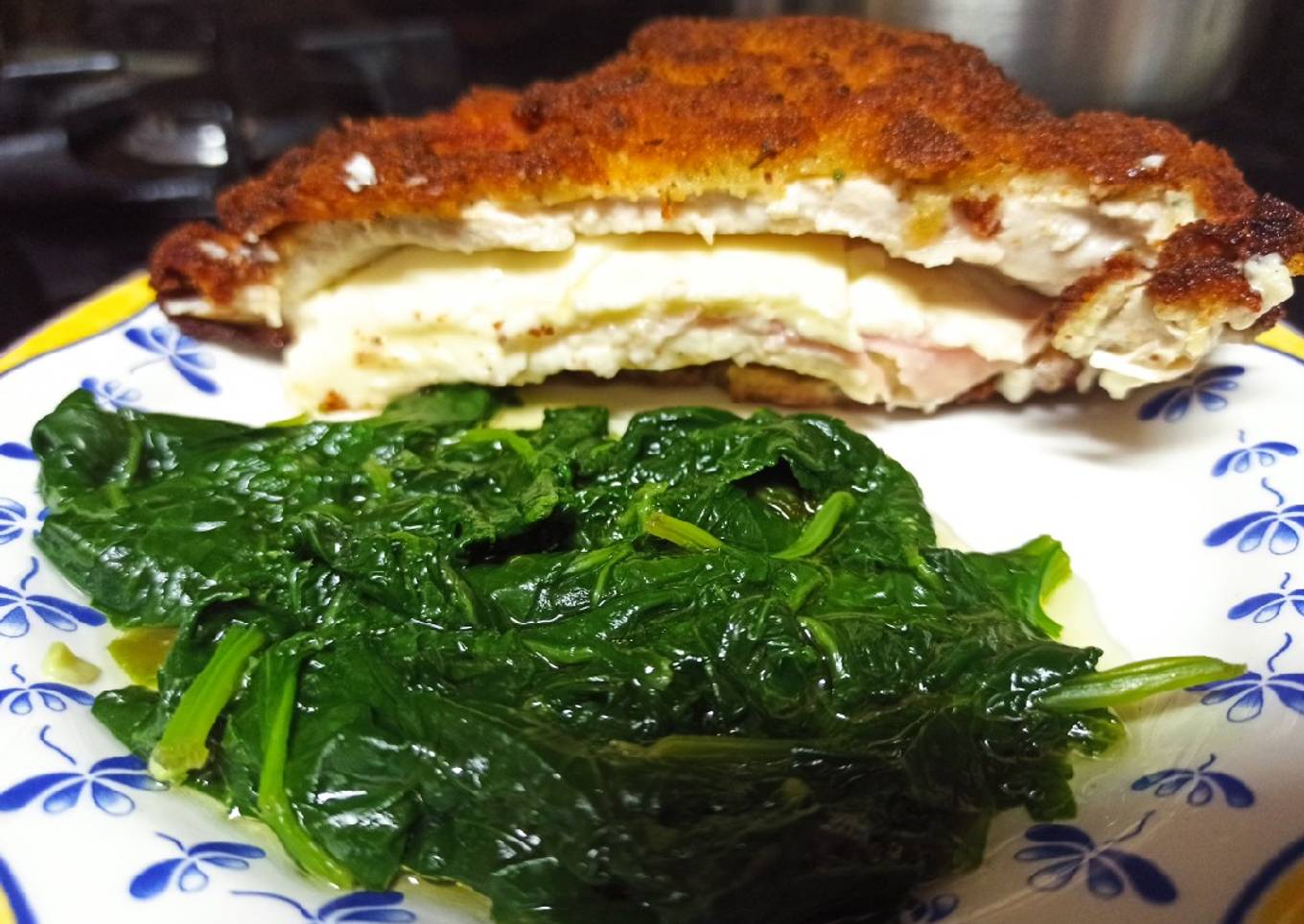 Pechuga de pollo rellena con guarnición de espinacas