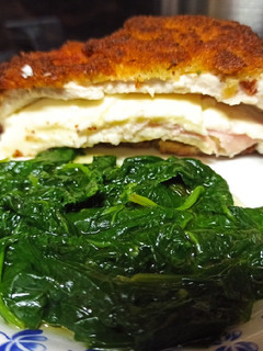 Una foto de Pechuga de pollo rellena con guarnición de espinacas