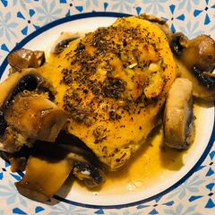 A picture of Baked Chicken with Mushrooms 🍄In White Wine 🍷.