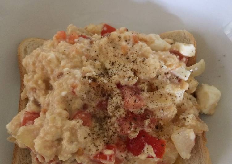 Scrambled egg with feta and tomato