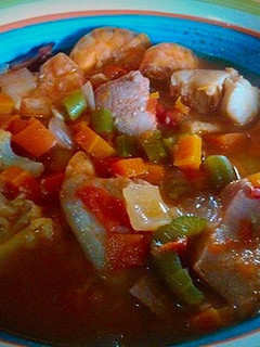 Una foto de Caldo de camarón, filete de pescado y atún