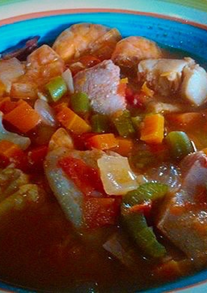 Una foto de Caldo de camarón, filete de pescado y atún