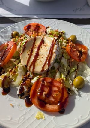 Una foto de Ensalada con Queso de Cabra
