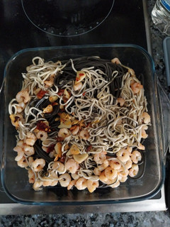 Una foto de Espaguetis negros con gambas y gulas