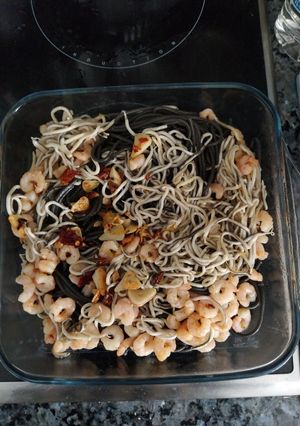 Una foto de Espaguetis negros con gambas y gulas