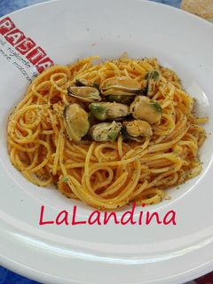 Una foto de Espaguetis con mejillones en escabeche