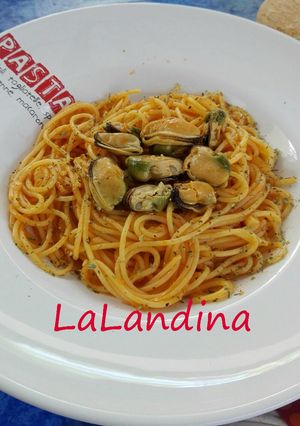 Una foto de Espaguetis con mejillones en escabeche