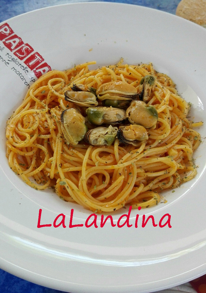 Una foto de Espaguetis con mejillones en escabeche