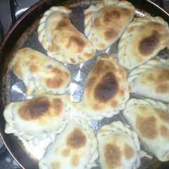 A picture of Empanadas de carpincho diablo y comunes.