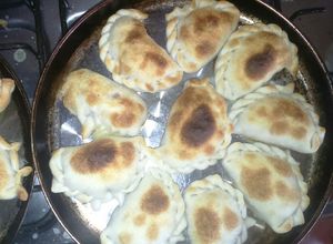Una foto de Empanadas de carpincho diablo y comunes