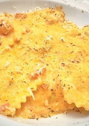 Una foto de Raviolis rellenos de carne a la brasa con suave crema boloñesa