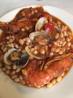 Una foto de Judías blancas con gambas y almejas