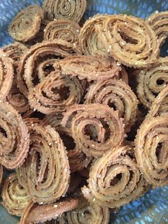 ચકરી (Chakri Recipe In Gujarati) રેસીપી મુખ્ય ફોટો