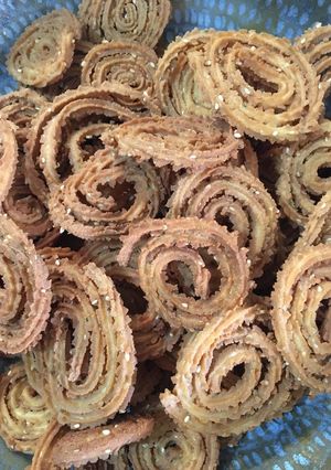 ચકરી (Chakri Recipe In Gujarati) રેસીપી મુખ્ય ફોટો
