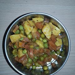 A picture of Aalu gajar matar.