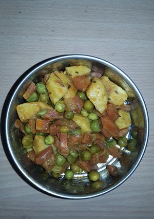 A picture of Aalu gajar matar.