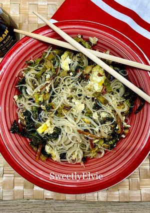 Foto di Nudles con verdure saltate e uova