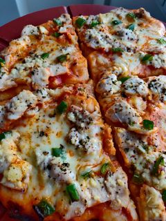 Una foto de Pizza de pollo y mozzarella
