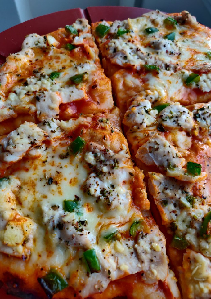 Una foto de Pizza de pollo y mozzarella
