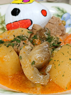 Una foto de Estofado de ternera en olla a presión con champiñones y guisantes al curry