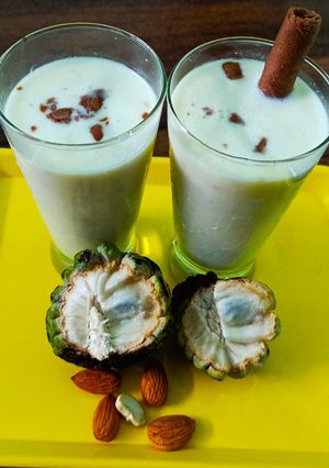 सीताफळ मिल्क शेक (sitafal milkshake recipe in marathi) रेसिपी चे मुख्य फोटो 
