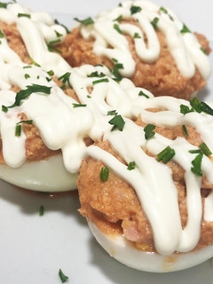 Una foto de Huevos rellenos de atún