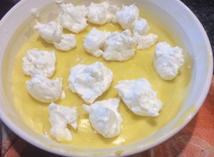 Una foto de Crema de vainilla con copos de merengue a cuchara