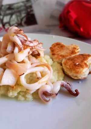 Foto di Crema di cavolfiore con calamari ripassati in padella con crostini a ❤️