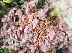 Foto principal de Ensalada de brócoli con arroz y atún