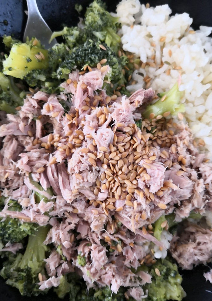 Una foto de Ensalada de brócoli con arroz y atún