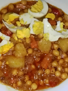 Una foto de Garbanzos compuestos con verduras y huevos