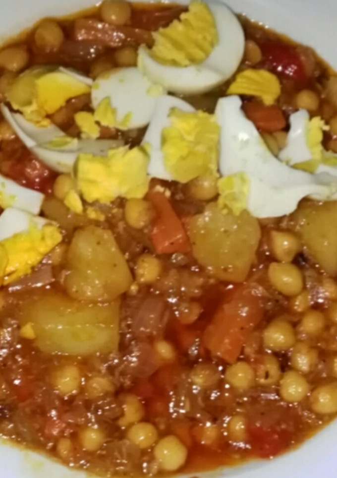 Una foto de Garbanzos compuestos con verduras y huevos