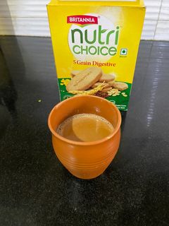 अदरक वाली कड़क टी (Adrak wali kadak tea recipe in hindi) रेसिपी मुख्य फोटो