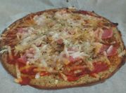 Una foto de pizza con masa de calabacín