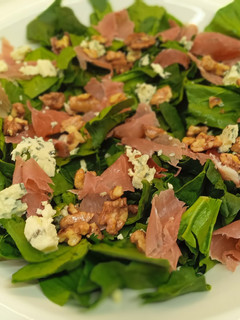 Una foto de Ensalada de espinaca jamón y queso azul