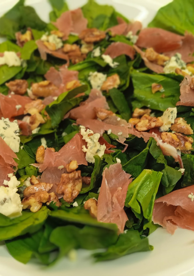 Una foto de Ensalada de espinaca jamón y queso azul