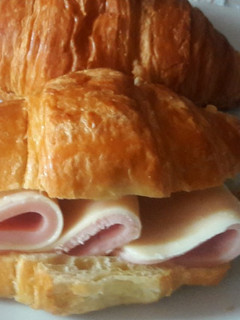 Una foto de Croissant de Jamón y Queso