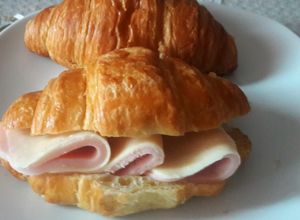 Una foto de Croissant de Jamón y Queso