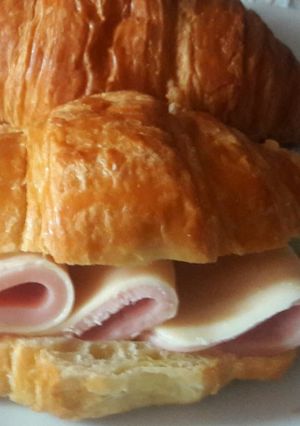 Una foto de Croissant de Jamón y Queso