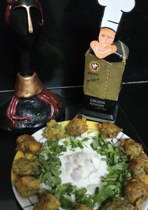 લીલી ડુંગળી અને મેથીના ભજીયા(Lili dungli-methi bhajiya recipe in Gujarati) રેસીપી મુખ્ય ફોટો