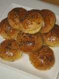 Bollos rellenos de salchicha enchipotlada