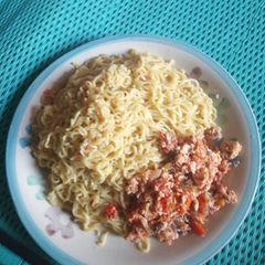 A picture of White noodles and sauce.