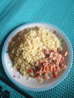 A picture of White noodles and sauce.